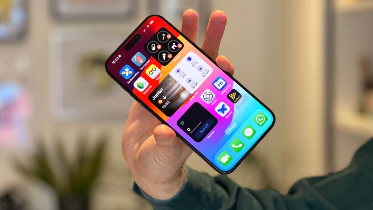 Iphone15 in hand
